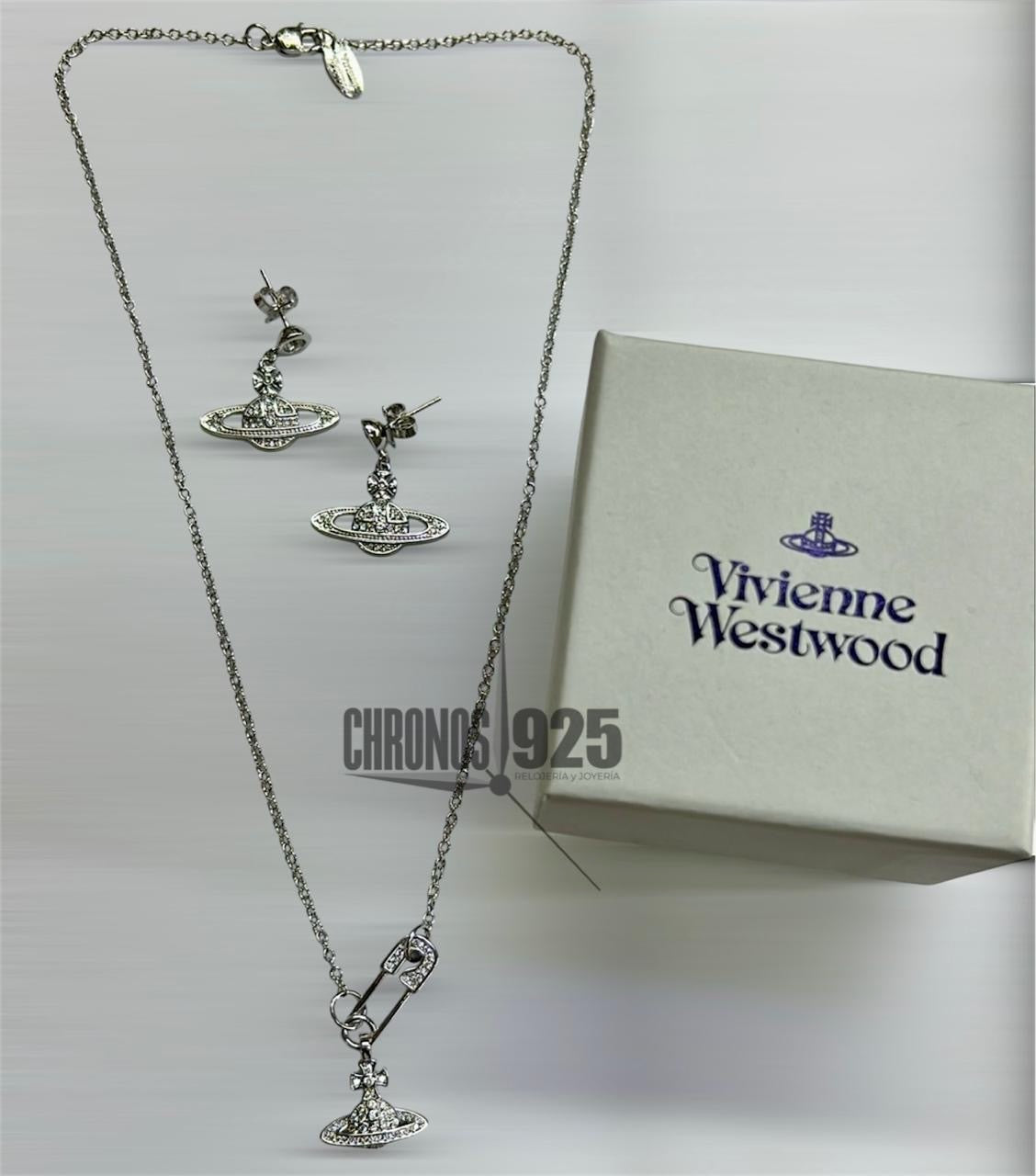 Dije y aretes Vivienne Westwood.